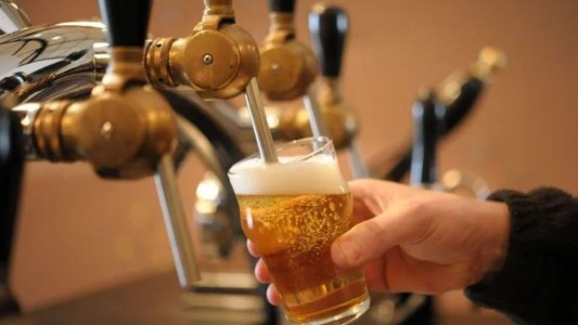 Tiran 10 millones de litros de cerveza por la cuarentena