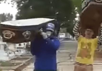 Despidieron a los empleados del Cementerio de Lomas que bailaron con ataúdes