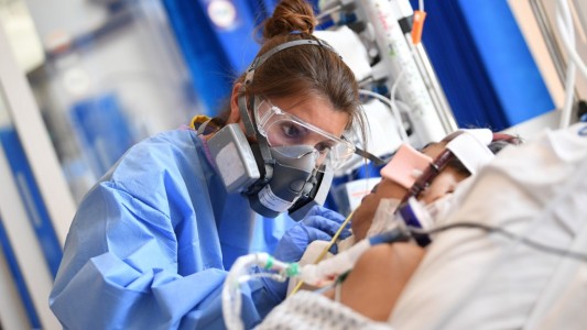 Pacientes negros tienen cuatro veces más chances de morir por coronavirus, alerta un estudio