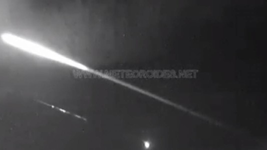 Una bola de fuego pasó a más de 80 mil kilómetros por hora y se deshizo antes de impactar contra la Tierra