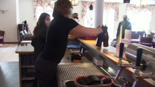 Coronavirus: Regalan cerveza que no pudieron vender