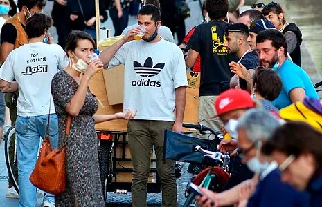 El alcalde de Milán, furioso por la salida en masa a tomar el aperitivo