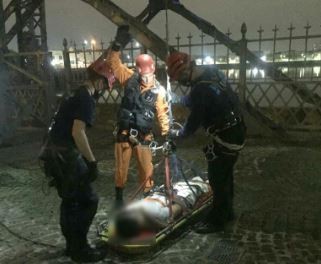VIDEO: Bomberos rescataron a un hombre desde las alturas del Puente Viejo de La Boca