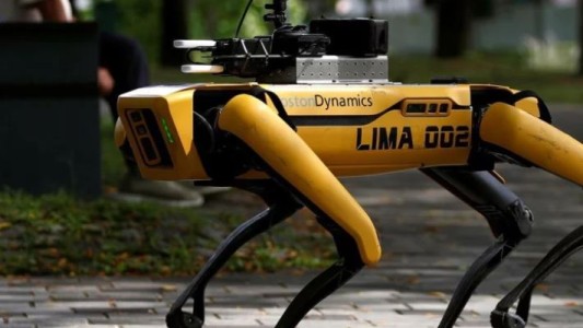 Singapur utiliza un robot "perro" para controlar el distanciamiento social por el coronavirus