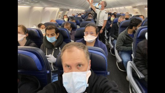 La foto de un médico en un avión que se volvió viral y desató la polémica
