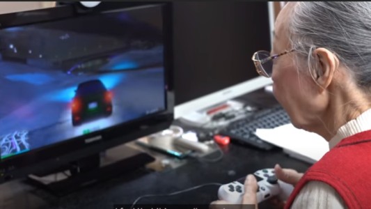 A los 90 años, es récord Guinness como "youtuber gamer"