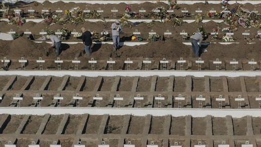 Coronavirus en Chile: cavan miles de tumbas en Santiago por el avance del coronavirus