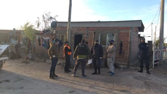 Tenían a un chico discapacitado encerrado dentro de una jaula
