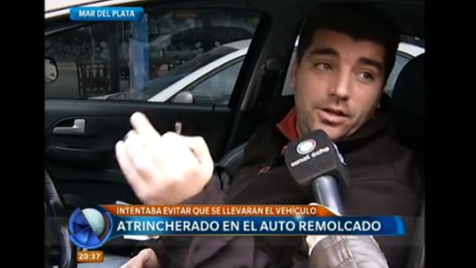 Atrincherado en el auto remolcado