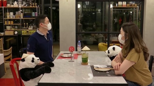 Coronavirus: Cita en un bar con un panda