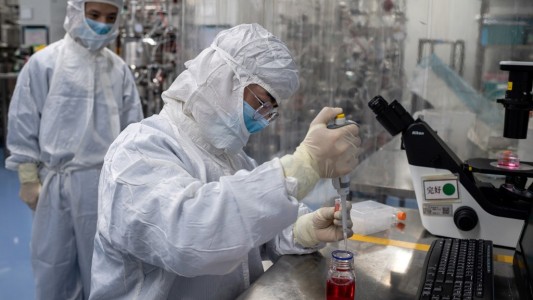 China promete hacer "bien público mundial" a la vacuna contra el coronavirus