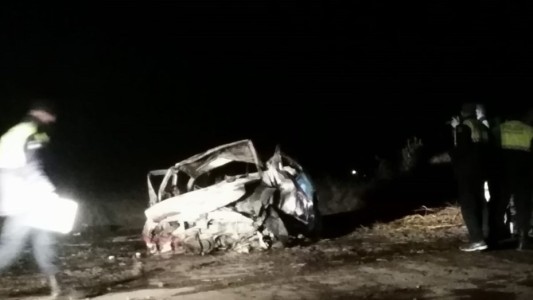 Cuatro personas murieron calcinadas en el auto tras chocar contra un montículo de tierra