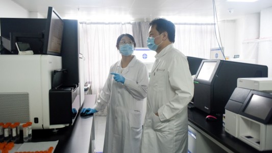 Científicos chinos creen poder frenar la pandemia de coronavirus "sin vacuna"