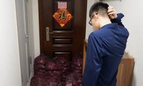 Una chica le mandó mil kilos de cebolla a su ex novio para que "llorara como ella"