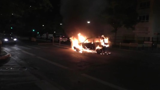 Autos quemados en violenta protesta en los suburbios de París