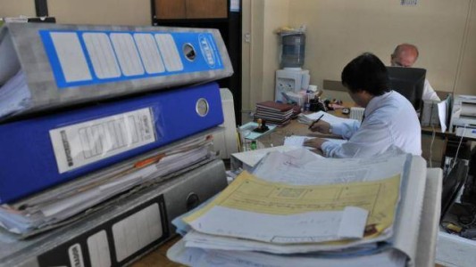 Un trabajador estatal debe percibir de bolsillo casi 67.500 pesos a abril último, informó el gremio