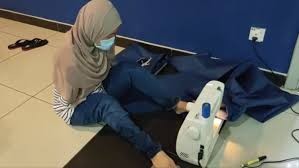 Video: la increíble mujer que no tiene brazos y cose barbijos con los pies