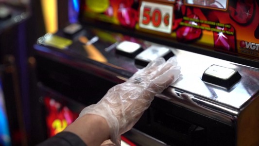 Coronavirus: Al casino con guantes y distancia social