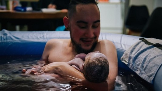 Fotos: el hombre trans que dio a luz a su hijo abajo del agua
