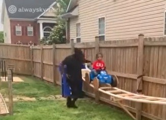 Video: el abuelo que hizo una montaña rusa casera para que su nieto no se aburra