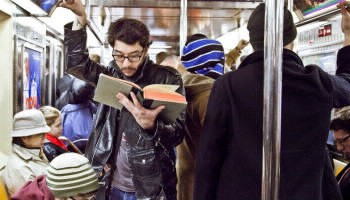 Semana del Libro: en el subte juntan libros para niños y ancianos