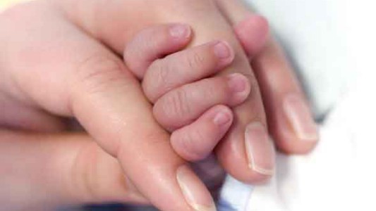 Ordenan restituir un hijo a una madre pobre y discapacitada