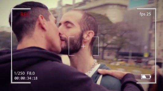 Besos en lugares públicos para combatir la homofobia