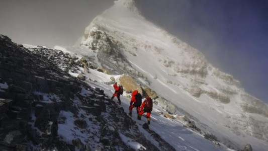 Científicos llegaron a la cima del Everest para medir exactamente "el techo del mundo"