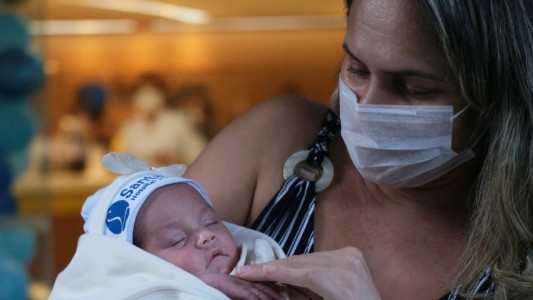 Coronavirus: dio a luz conectada a un respirador y recién pudo abrazar a su bebé un mes después