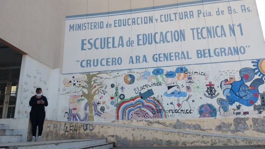 La historia de una madre que recorre kilómetros para "buscar señal" y que sus hijos puedan estudiar