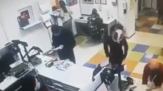 Video: no la querían atender, se sacó la bombacha y la usó como "tapaboca"