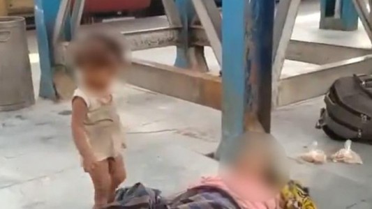 Drama en india: la foto del nene junto a su madre muerta en una estación de trenes