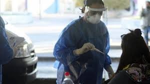 Un policía tenía coronavirus, organizó una cena familiar y contagió a 9 personas