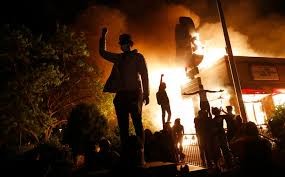 Muerte de George Floyd: manifestantes prendieron fuego a una estación de policía