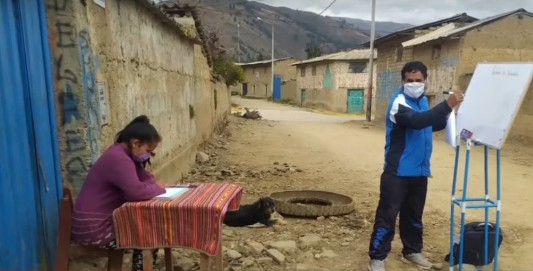 Camina todos los días 10 kilómetros y le da clases a sus alumnos casa por casa