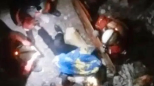 Escapaba de un violador y cayó desde un puente: está grave