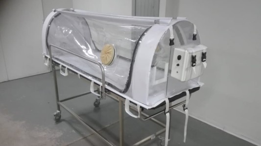San Juan: Emplean una camilla-cápsula transportadora que filtra el coronavirus