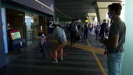 Reabrió el aeropuerto de Roma y volaron los abrazos
