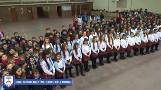 Alumnos del Colegio Holandés le cantan a la Fragata Libertad, que hoy arribó a Amsterdam