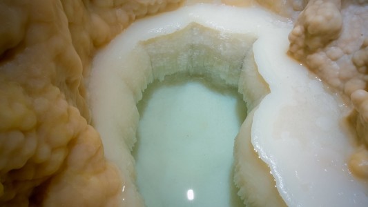 Hallaron un pequeño lago en una cueva a 200 metros de profundidad