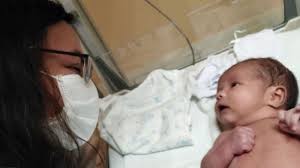 La mujer que se enteró que estaba embarazada el mismo día que dio a luz