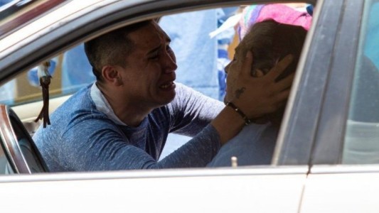 Drama y dolor: intentó revivir a su abuela en la puerta del hospital