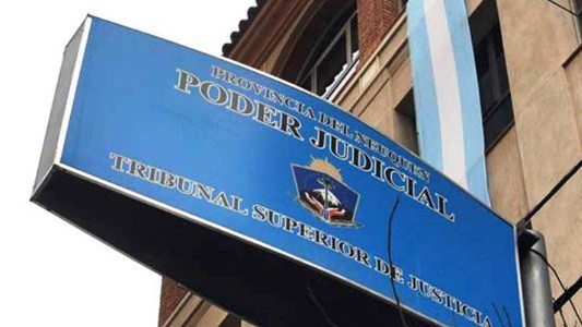 Condenan a un hombre a indemnizar a su hija por no haberla reconocido