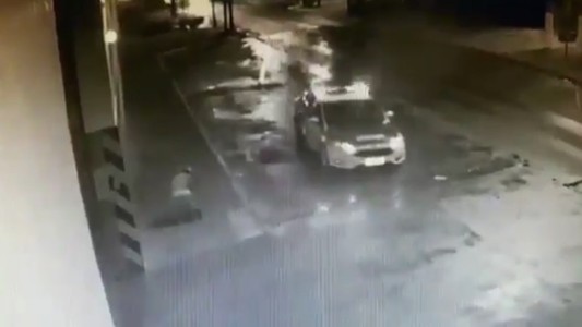 Brutal ataque de motochorros a una enfermera a quien le robaron hasta las zapatillas