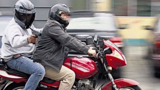 Inseguridad: Quilmes prohíbe circular en moto con acompañante