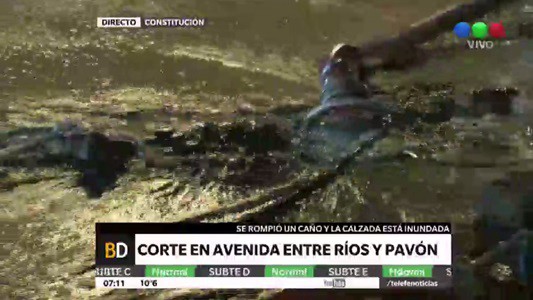 La rotura de un caño inundó la Avenida Entre Ríos
