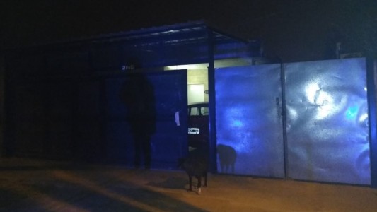 Acribillaron a un hombre mientras limpiaba la vereda frente a su casa