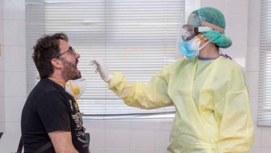 Casi la mitad de los contagios de coronavirus puede ser asintomáticos, según un estudio