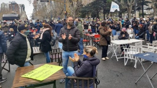 Armaron un restaurante en la puerta del municipio: "Con el delivery y take away no alcanza"
