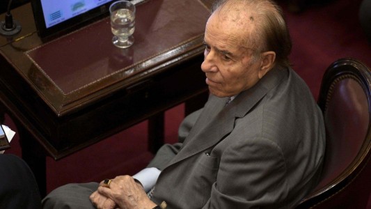 Parte médico: Menem "se levantó y pudo comer solo"